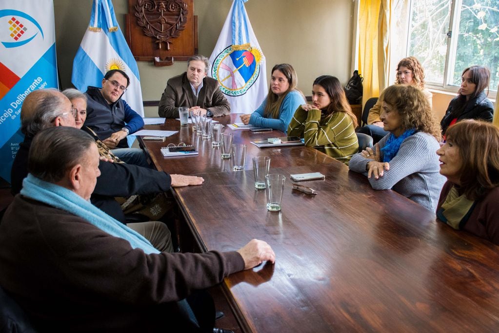 La Comisión de Cultura del Deliberante capitalino recibió a los compañeros de Rubén "Chuña" Iriarte, para interiorizarse sobre la situación del Teatro El Pasillo.