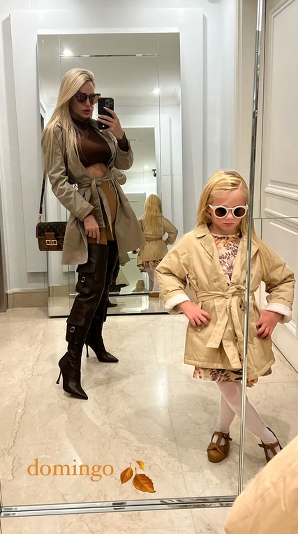 La modelo posó ante el espejo junto a su hija, Matilda y ambas lucieron sus outfits otoñales / Foto: Instagram