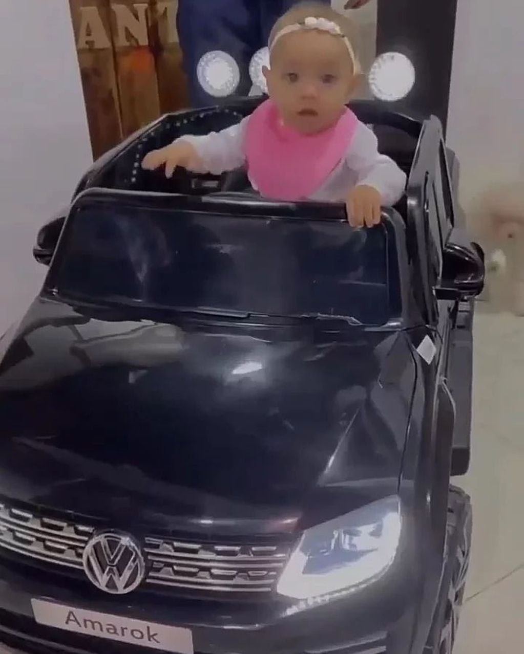 L-Gante le regaló a su hija de ocho meses una exorbitante camioneta de juguete de 120 mil pesos.