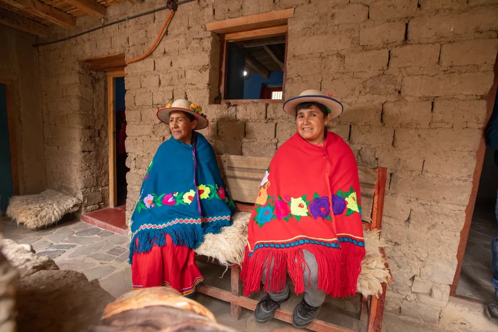 Las mujeres de Caspalá tejen y visten los coloridos rebozos que en los últimos años han dado el salto a las pasarelas de moda y diseño.