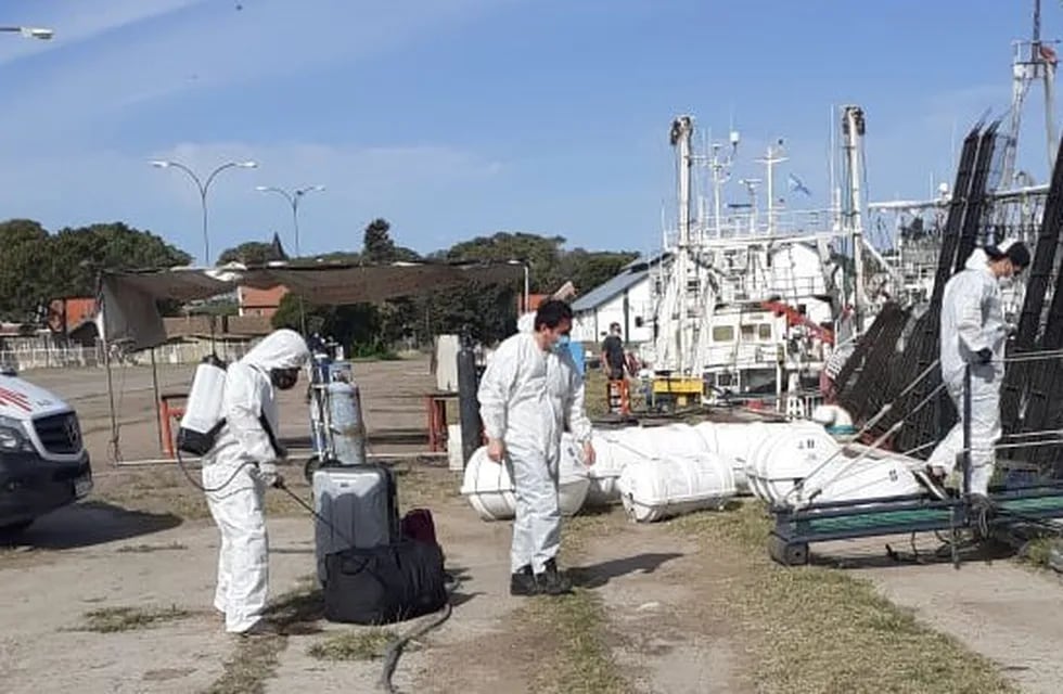 Trasladaron a tripulantes del pesquero que llegó a Puerto Belgrano