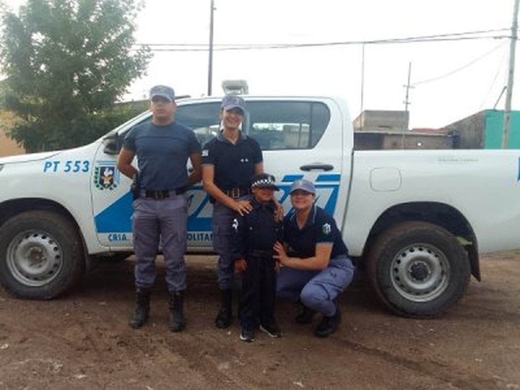 Gran sorpresa para un niño de 5 años fanático de la policía de Chaco: agentes lo visitaron en el día de su cumpleaños.