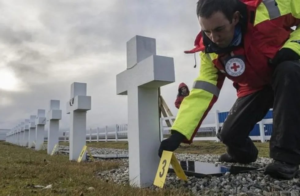 Equipo Argentino de Antropología Forense en cementerio Darwin - Islas Malvinas