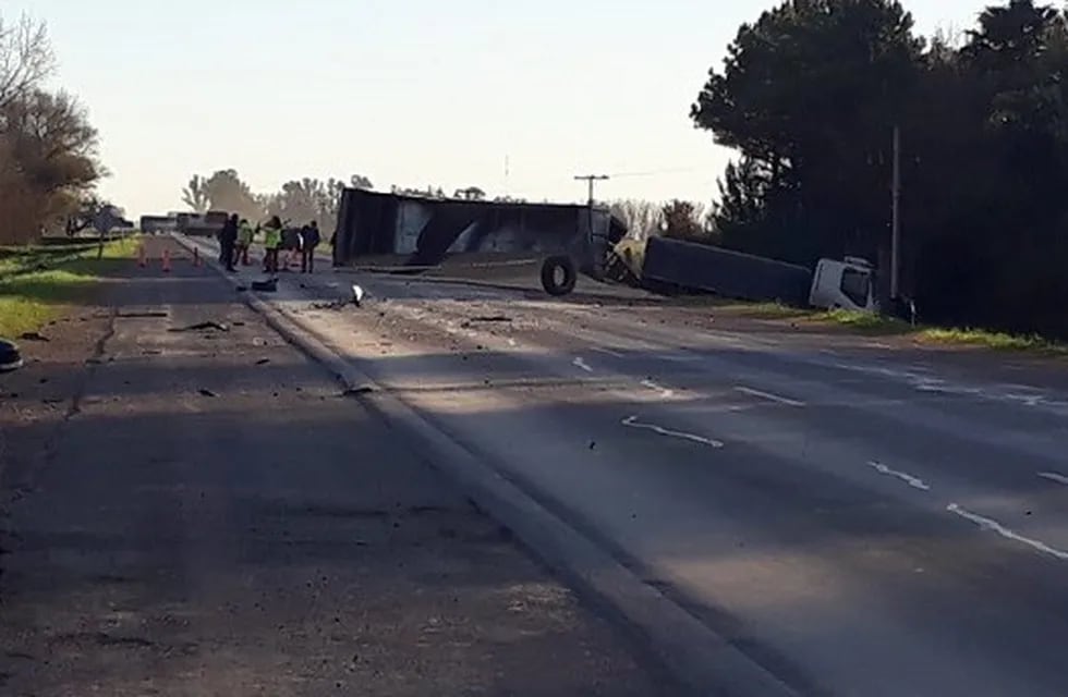 Un camión y un auto colisionaron en la ruta A012, a la altura de Roldán. (Ministerio de Seguridad)