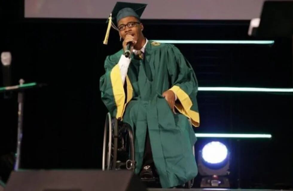 El video de un joven con parálisis cerebral que se levantó y caminó durante su graduación (Foto: fox4news.com)