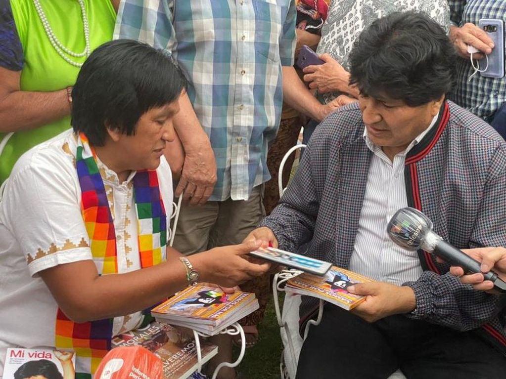Milagro Sala y Evo Morales intercambian presentes durante el encuentro de este domingo en San Salvador de Jujuy.