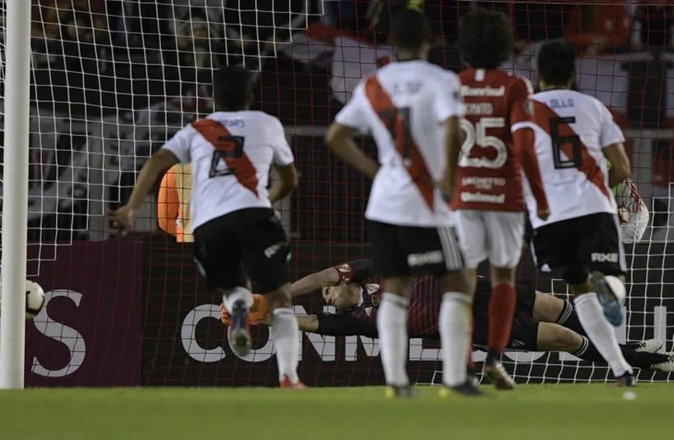 Argentina's River Plate goalkeeper Franco Armani can't prevent Brazil's Internacional forward Rafael Sobis (out of frame) from scoring a penalty during their Copa Libertadores group A football match at the Monumental stadium in Buenos Aires, on May 7, 2019. (Photo by Juan MABROMATA / AFP)