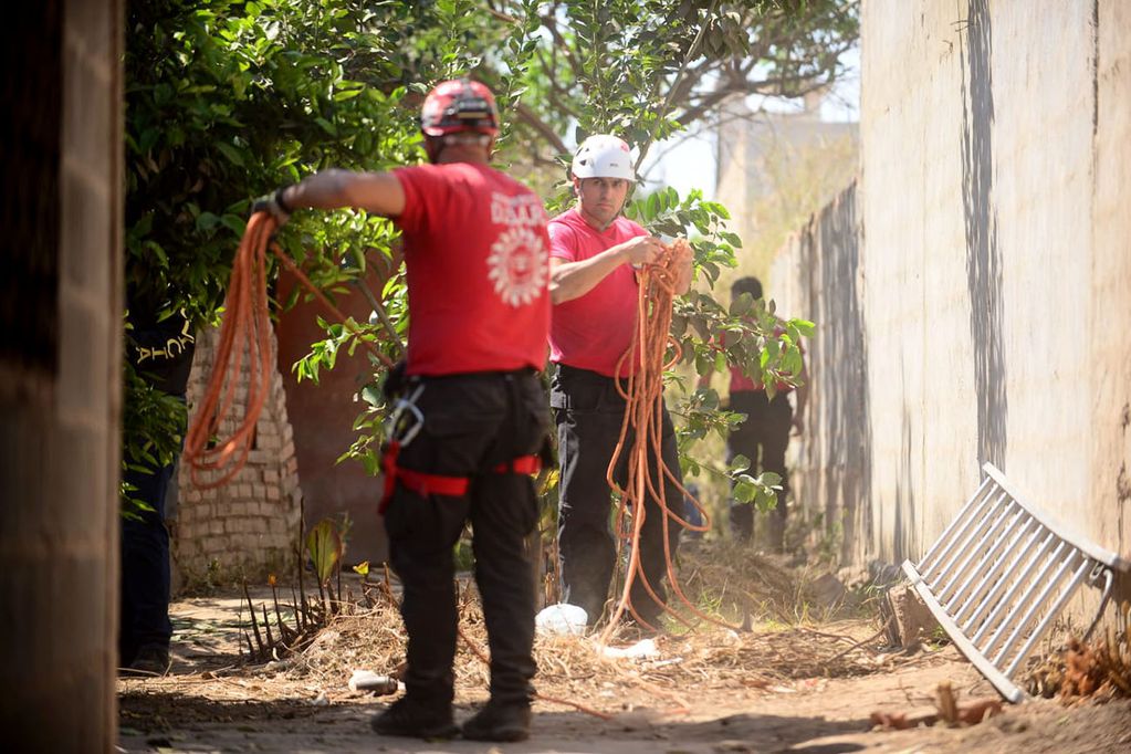 Personal del Duar retira equipos de rescate de la casa de barrio Autódromo. (José Gabriel Hernández / La Voz)