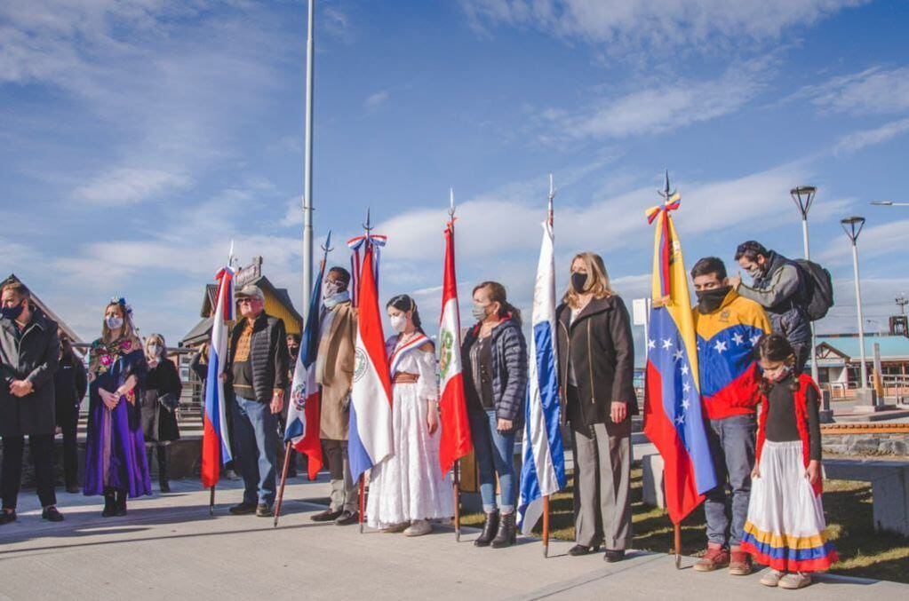 Más de 40 colectividades participaron del acto por el Día del Inmigrante. Asistieron con sus banderas y varios casos, con sus atuendos típicos.