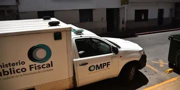 Hallazgo en Córdoba. La camioneta de la Policía Judicial, que trabaja en calle Catamarca. (La Voz/Pedro Castillo)