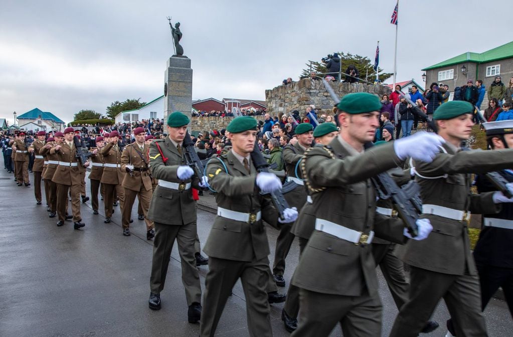 Soldados británicos desfilaron frente al Memorial del 14 en Puerto Argentino.