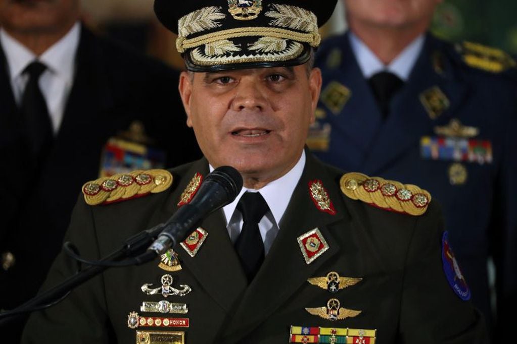 El ministro de Defensa, Vladimir Padrino López, rechazó la autoproclamación del líder del Parlamento, Juan Guaidó, como "presidente encargado". EFE/ Miguel Gutiérrez