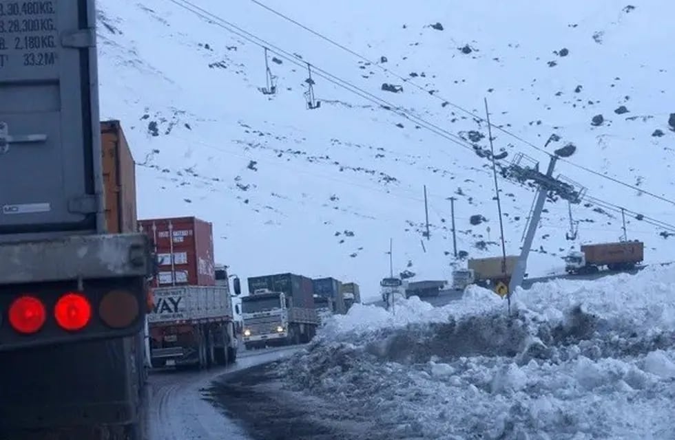 Camiones sin poder cruzar a Chile.