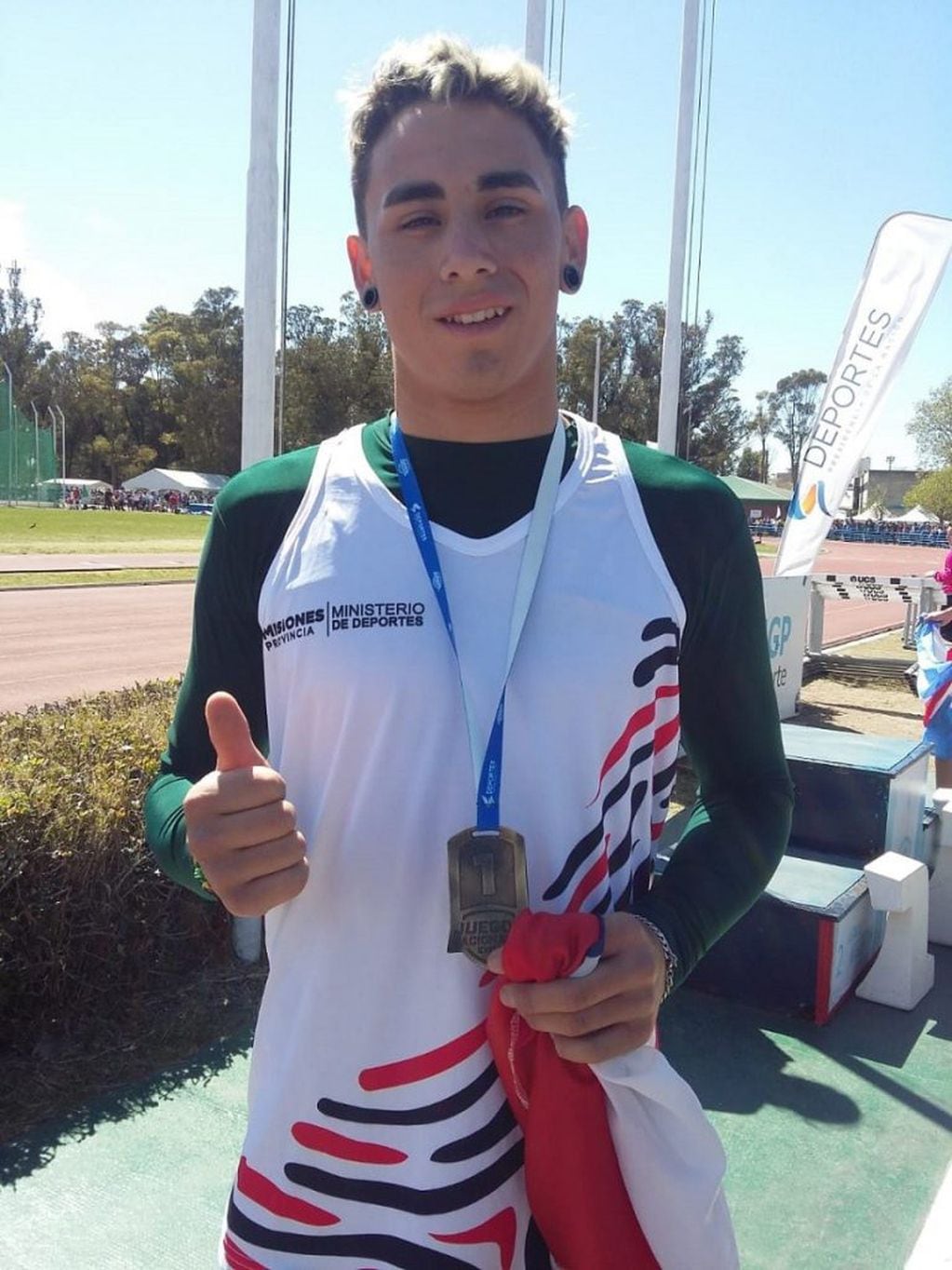 Francisco Benítez, de Eldorado, medalla de oro en salto en largo con una marca de 6,18 metros batiendo su propio récord. (Misiones Online)