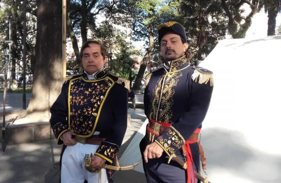 El General José de San Martín (Martín Lombardelli) y Manuel Belgrano (Nelson Alfonso).