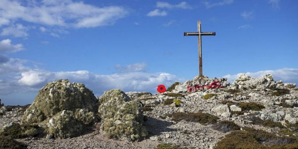 El memorial del hundimiento del Coventry, en Pebble Island, al norte de las Islas Malvinas.