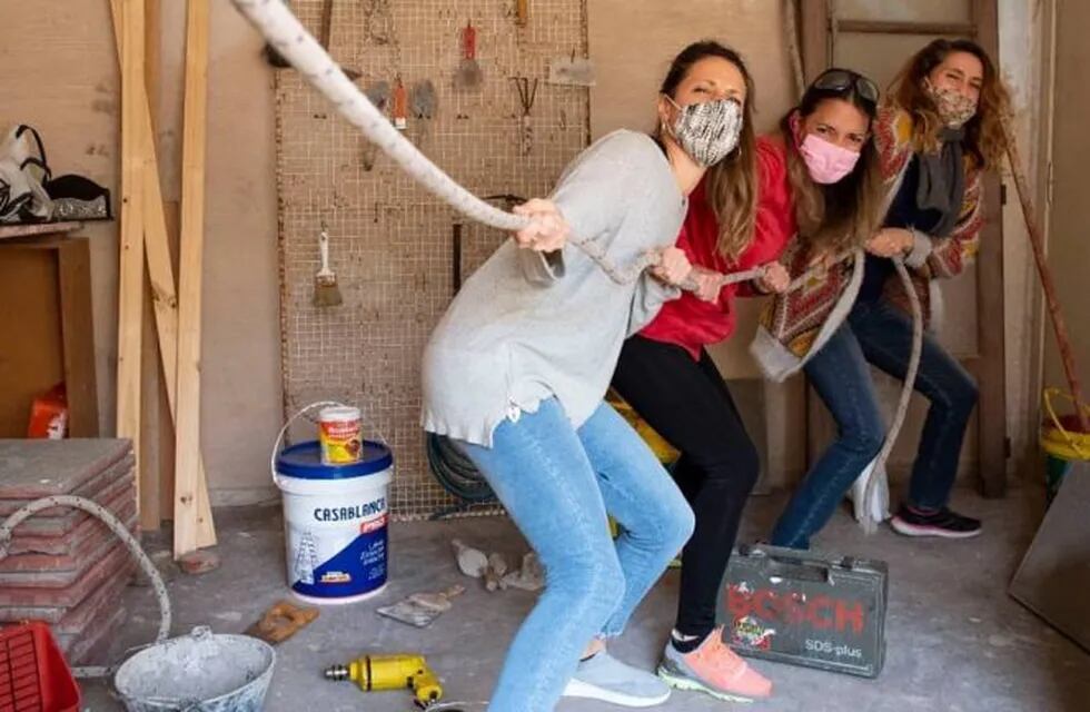 Aida Orellana, Celina Bergallo y Paula García Brunelli aprovecharon la cuarentena para restaurar su edificio y lo muestran en redes. (Foto: Instagram/lasrestus2020)