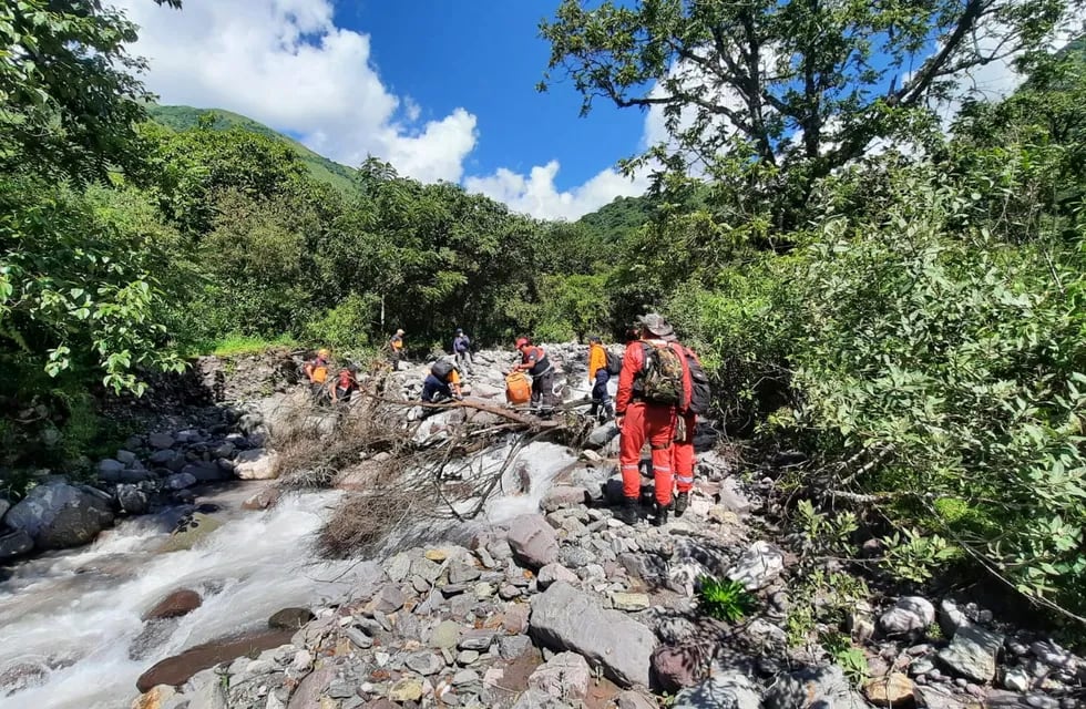 Personal especializado de la Policía de Jujuy trabaja con baqueanos en los casos de rescate de personas en zonas  de difícil acceso.