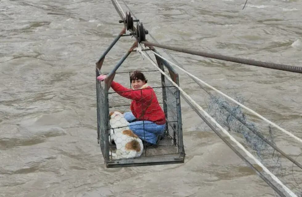 Debido a las inundaciones en Neuquén, tuvieron que trasladar vecinos en un cajón.