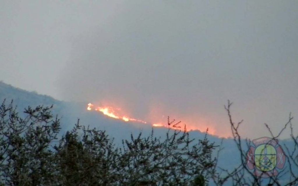 El incendio comenzó el martes 25, en cercanías de la Reserva Natural Vaquerías. (Foto: Facebook / Bomberos Voluntarios Valle Hermoso).