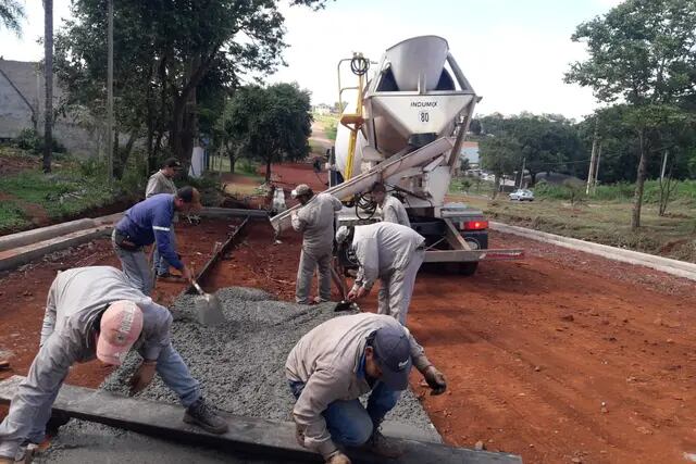 Oberá: el municipio realiza obras sobre el puente en el arroyo Mbotaby
