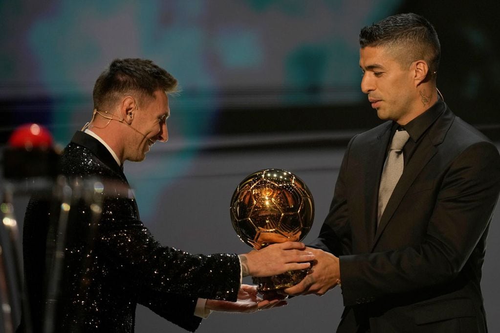 Luis Suárez se encargó de entregarle el trofeo a su amigo y excompañero. (AP)