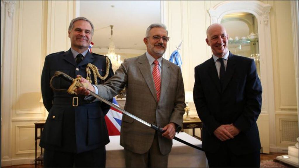Ricardo Martín Jaureguiberry y Mark Kent acompañado por el agregado de Defensa de la embajada Robin Smith