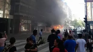 Trolebus incendiado en Córdoba.