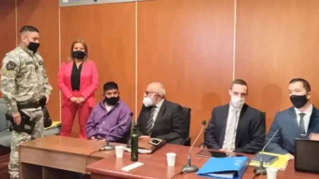Sergio Vargas (camisa violeta) junto a sus abogados