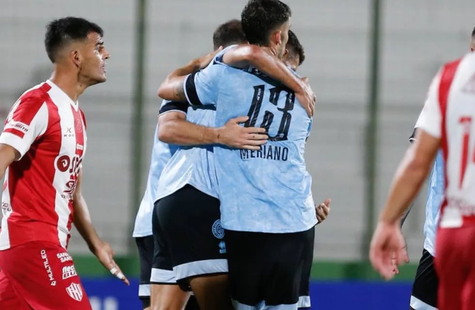Todos abrazan a Matías Moreno, el autor del primer gol de Belgrano en el amistoso ante Unión