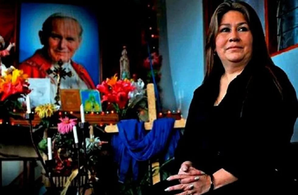 Floribeth Mora Díaz afirmó que el Papa Juan Pablo II la curó de una aneurisma cerebral.