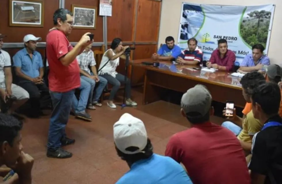 Los tareferos reunidos con el intendente de San Pedro, Miguel Dos Santos. (Foto: Carina Martínez)