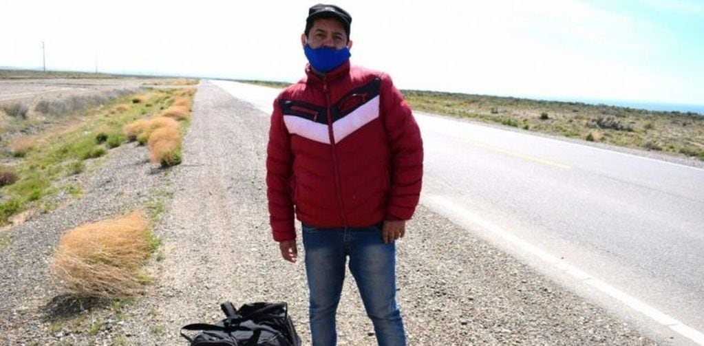 Tras perder su trabajo emprendió una titánica caminata de 2.700 kilómetros para volver a su hogar.  (El Caletense)