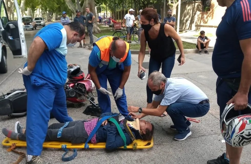 El intendente Raúl Rufeil colaboró en dar los primeros auxilios a un joven motociclista accidentado en la Colonia. Gentileza Municipalidad de San Martín