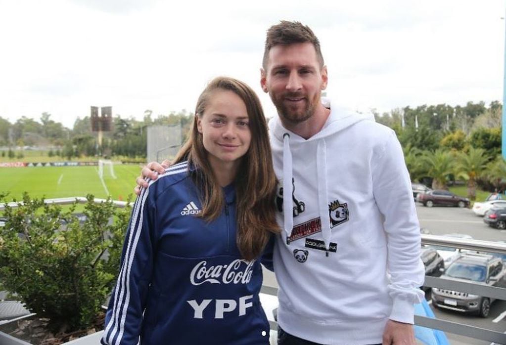 Estefanía Banini en la Selección Argentina y junto al campeón mundial, Lionel Messi.