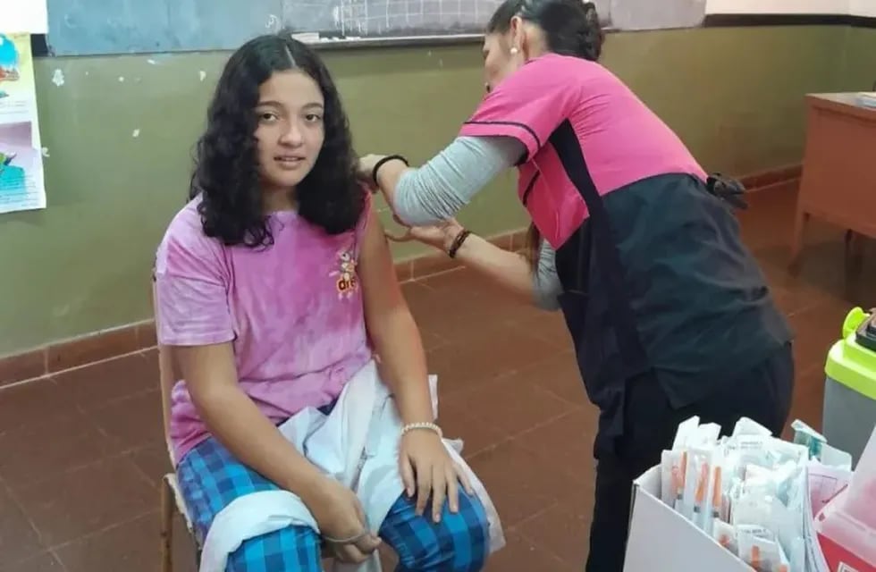 Avanza con éxito la campaña de vacunación en escuelas de Puerto Esperanza.
