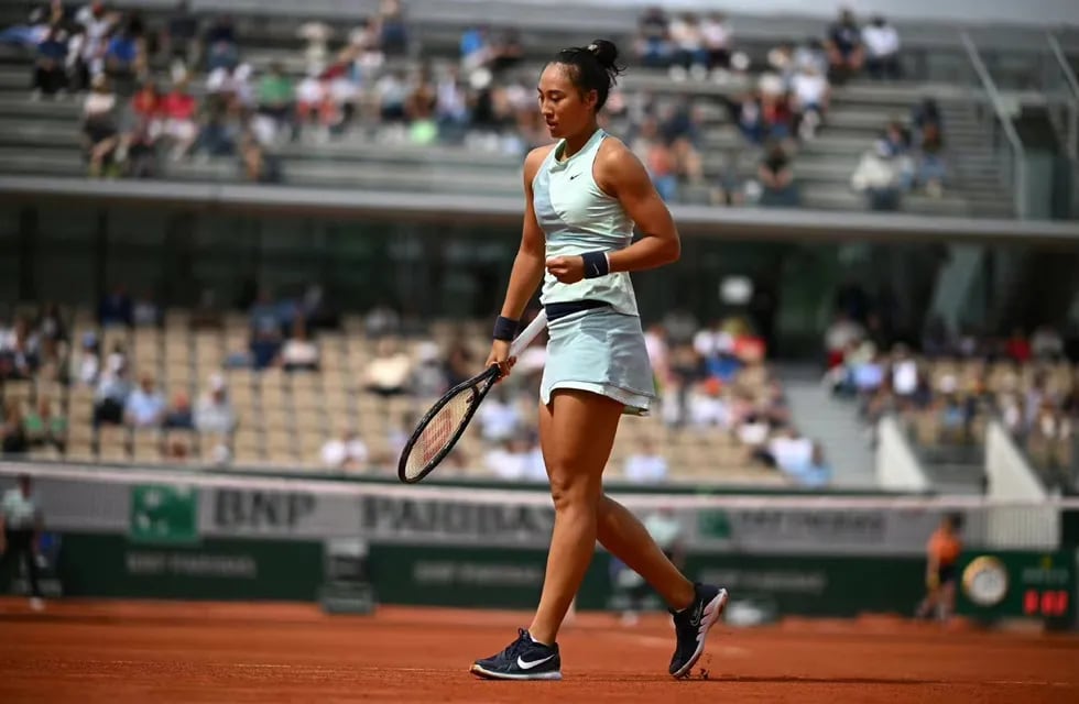 Qinwen Zheng quedó eliminado ante Iga Swiatek en Roland Garros.