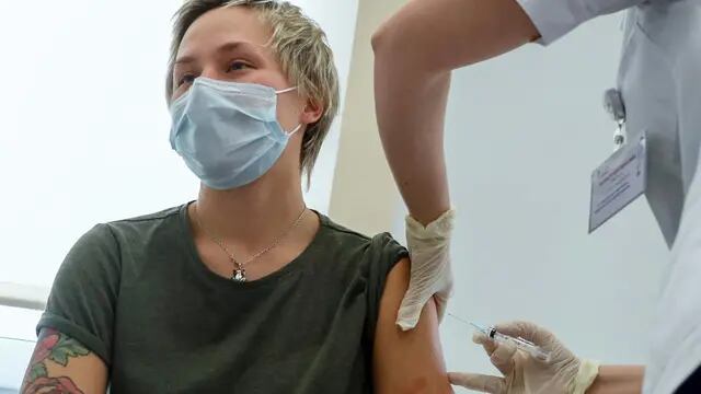 Moscú. Un trabajador médico, a la derecha, administra una inyección de la vacuna contra el coronavirus (AP).
