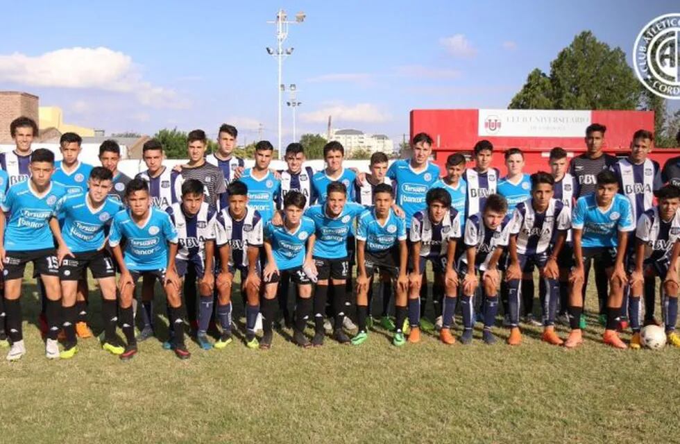 El fútbol para reconciliar: los juveniles de Belgrano y Talleres posaron juntos antes de la final en Liga Cordobesa.