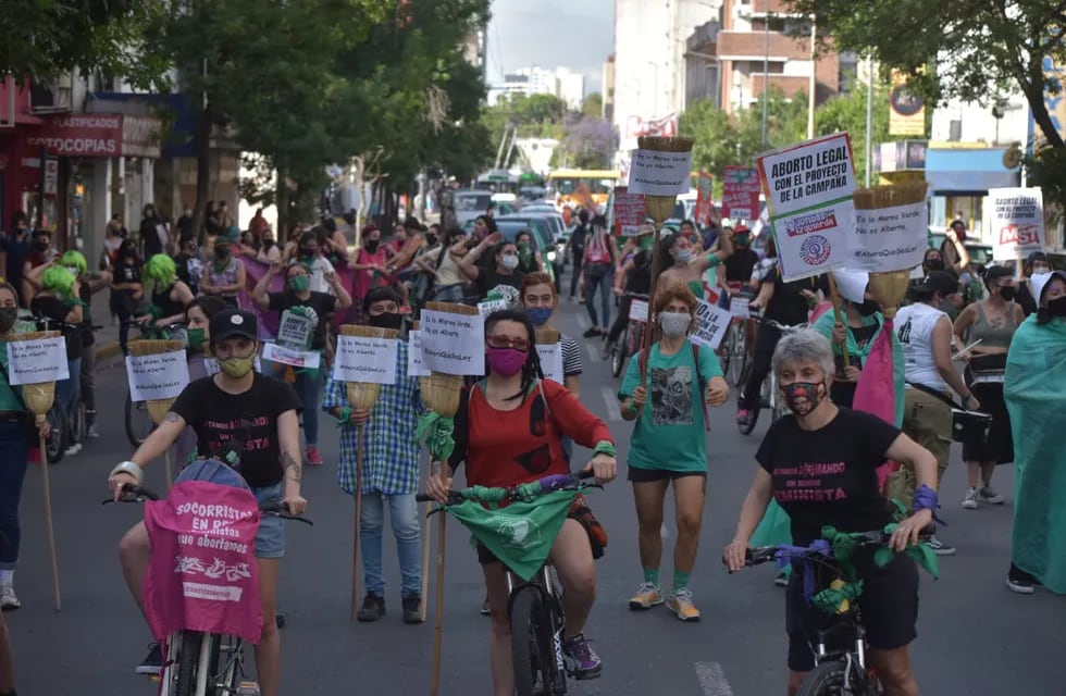 Un centenar de manifestantes se reunieron en las calles de Córdoba para pedir por el aborto legal