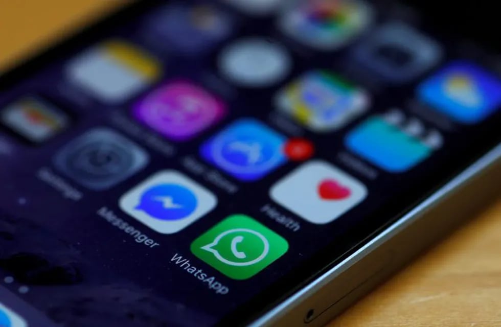 WhatsApp and Facebook messenger icons are seen on an iPhone in Manchester , Britain March 27, 2017. REUTERS/Phil Noble   WhatsApp suma una nueva funcion dos minutos para borrar mensajes enviados telefonos celulares