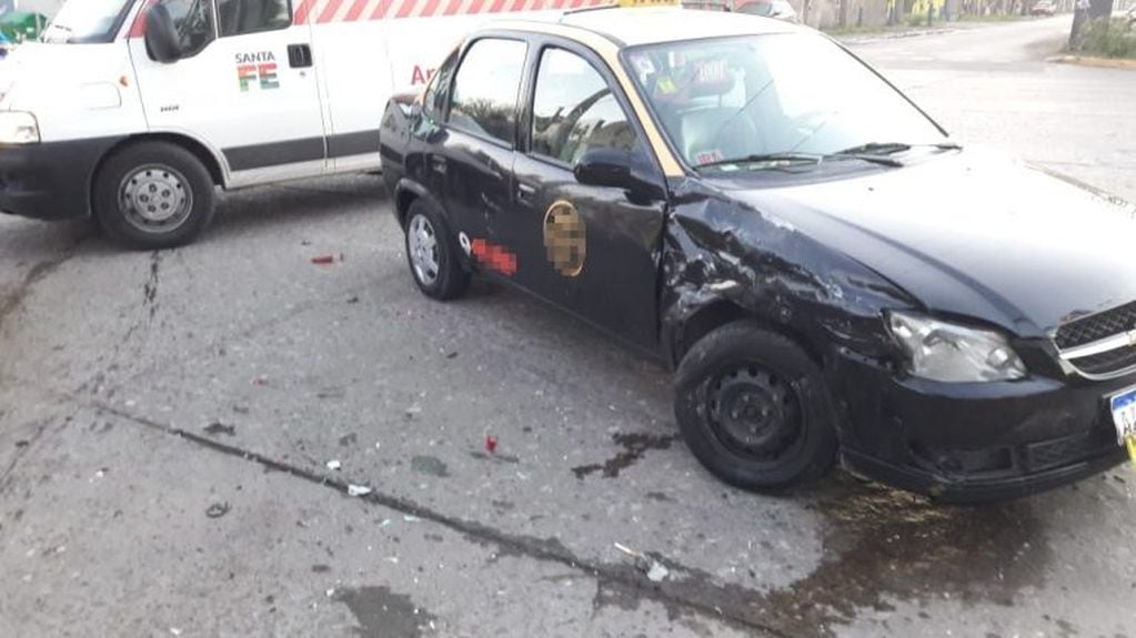 El Fiat Duna y el taxi chocaron en la esquina de Vélez Sarsfield y Provincias Unidas. (Min. Seguridad)