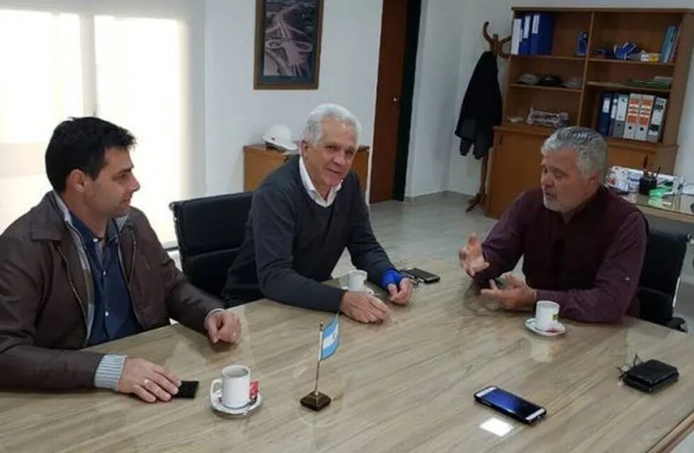 Omar Albanese junto al Presidente del Concejo Deliberante, Martín Rivero y el Presidente de Caminos de las Sierras, Jorge Alves.