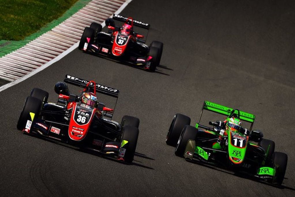 Fenestraz (auto número 11), durante la sexta fecha de la F3 Japonesa en el autódromo de Sugo. A la izquierda de la imagen, su rival por la corona, el local Miyata.