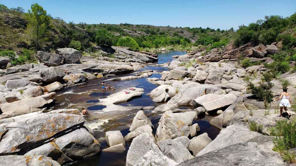 El río Los Chorrillos con sus piletones calados en las piedras. 