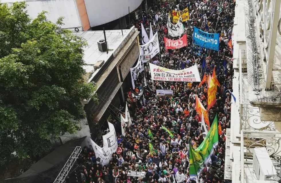 Marcha de los docentes universitarios en Rosario.