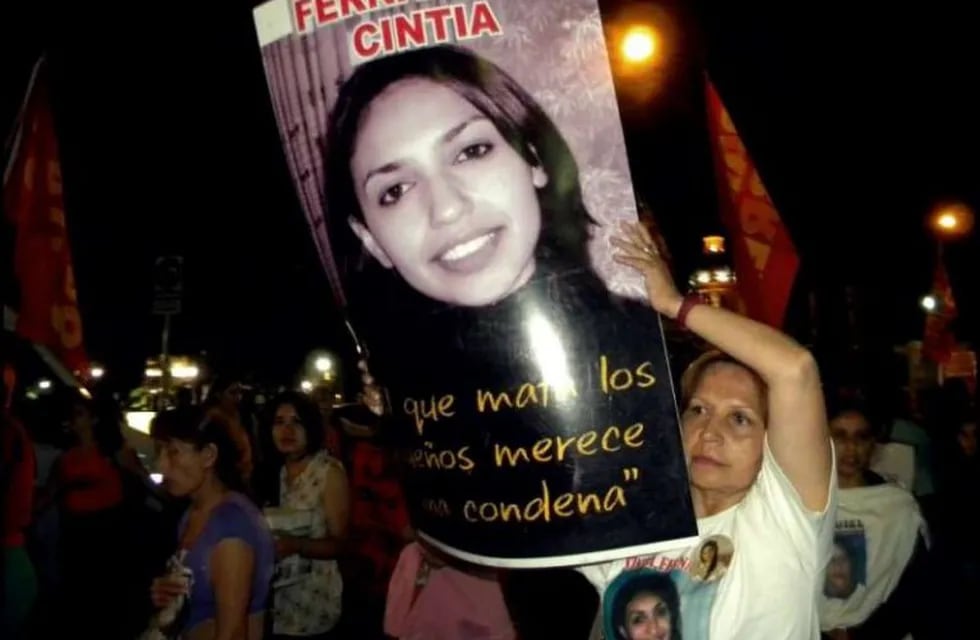 Ana Fernández junto a la foto de su hija, Cinthia (Web)