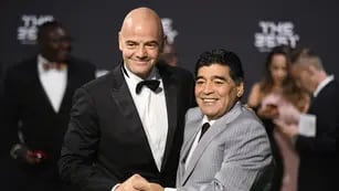 Gianni Infantino con Diego Maradona