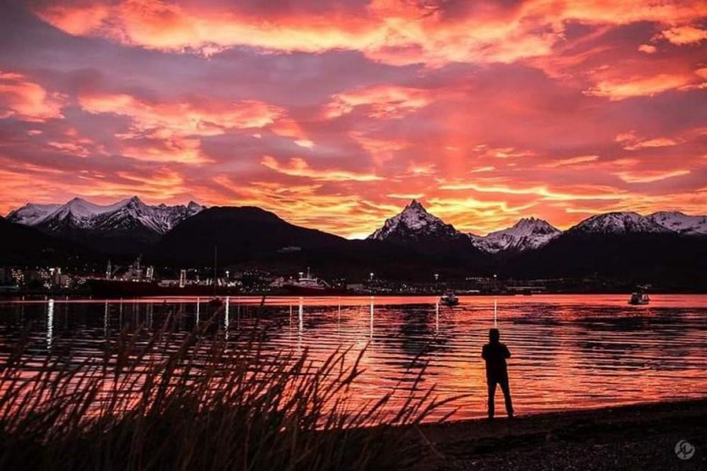 Foto ganadora "Argentina en Fotos" de Ariel Contreras - Atardecer en la bahía de Ushuaia.