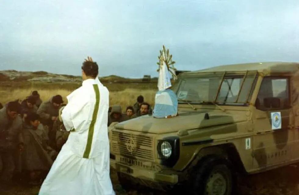Una de las imágenes tomadas a los soldados junto a la Virgen de Lujan en Malvinas.